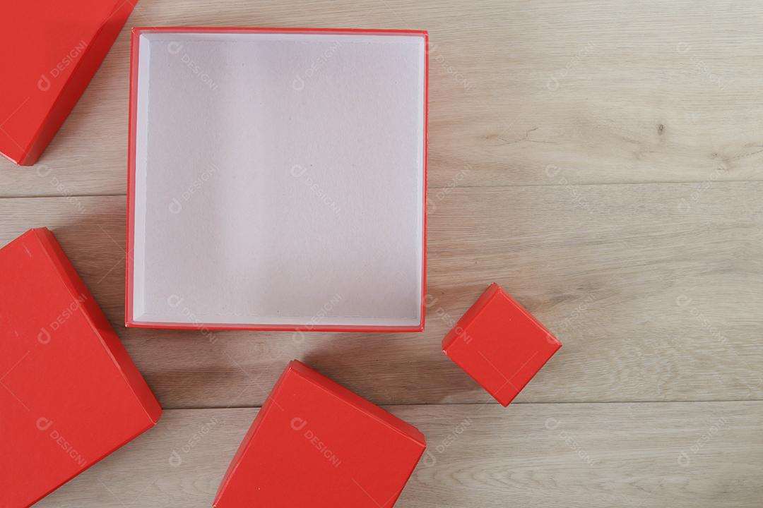 Caixas de presente vermelhas em fundo de madeira