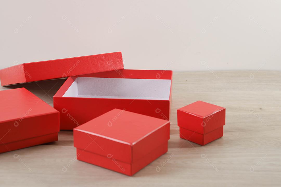 Caixas de presente vermelhas em fundo de madeira