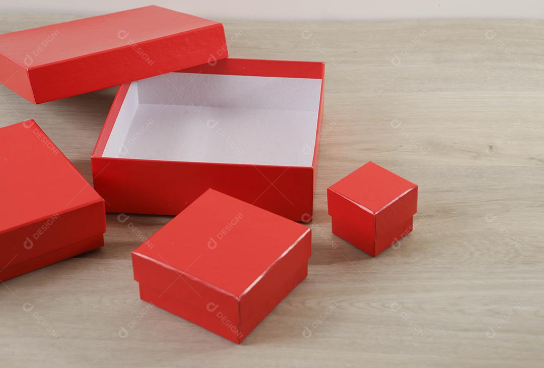 Caixas de presente vermelhas em fundo de madeira