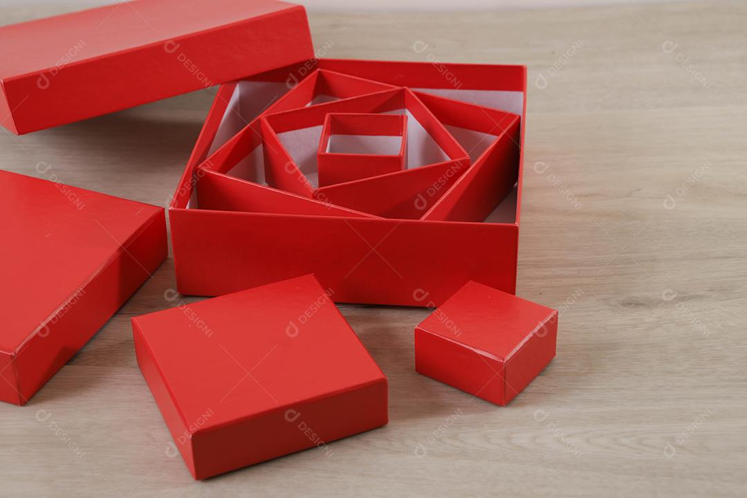 Caixas de presente vermelhas em fundo de madeira