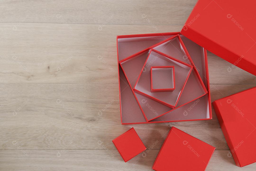 Caixas de presente vermelhas em fundo de madeira