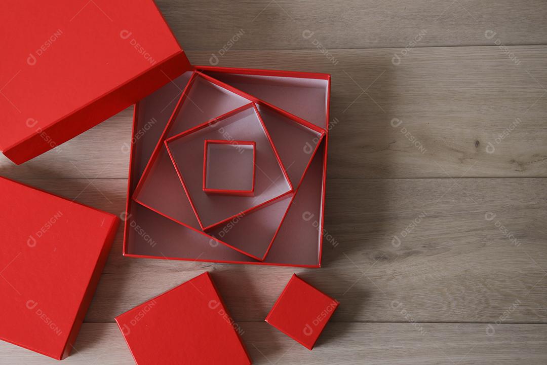 Caixas de presente vermelhas em fundo de madeira