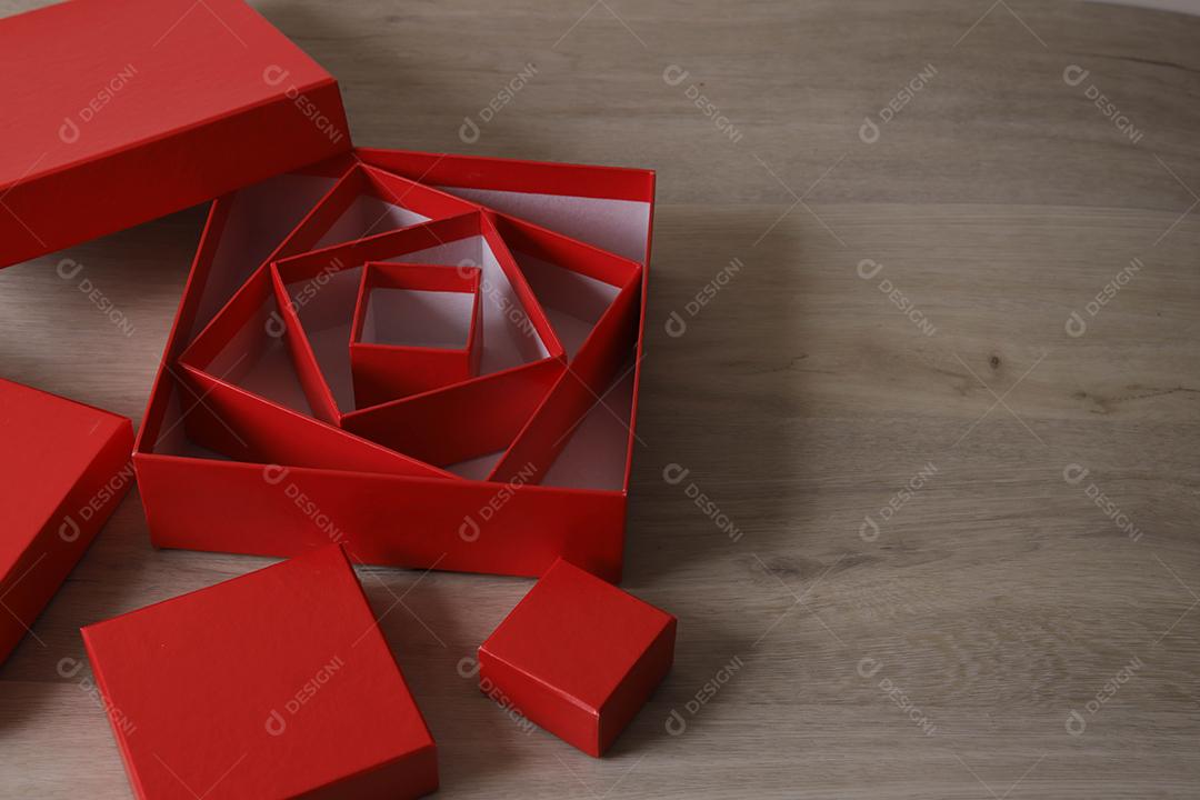 Caixas de presente vermelhas em fundo de madeira