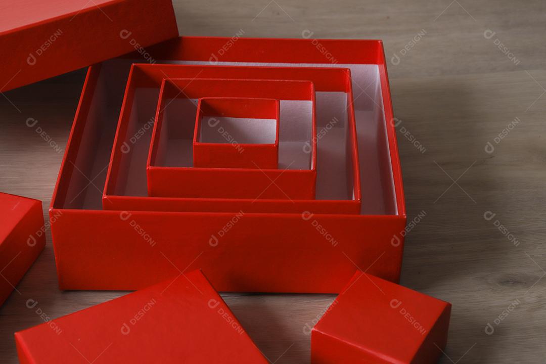 Caixas de presente vermelhas em fundo de madeira