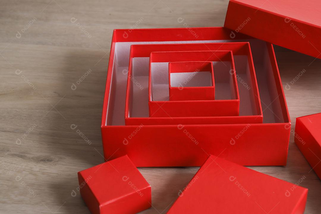 Caixas de presente vermelhas em fundo de madeira