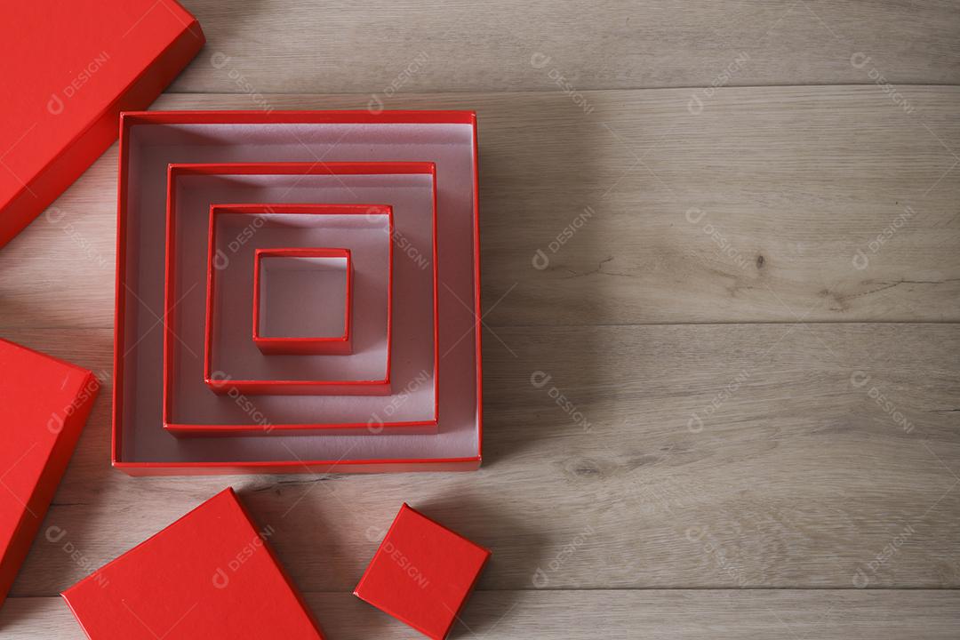 Caixas de presente vermelhas em fundo de madeira