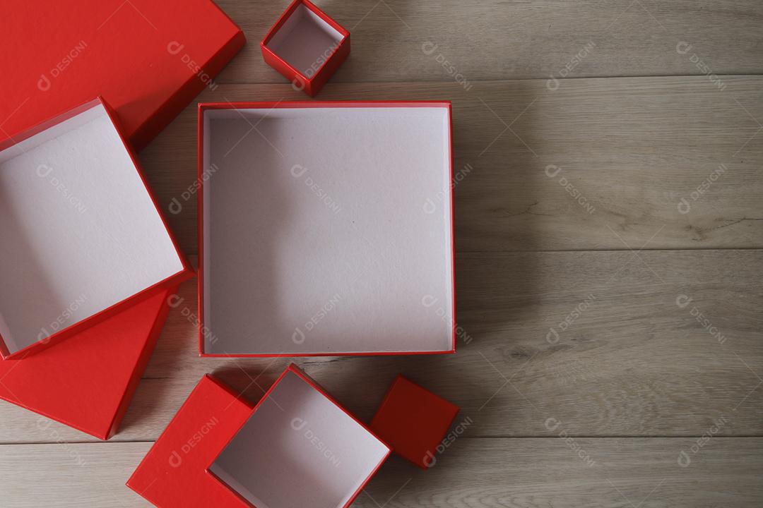 Caixas de presente vermelhas em fundo de madeira
