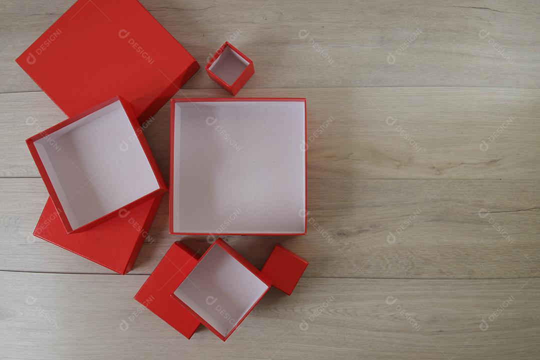 Caixas de presente vermelhas em fundo de madeira