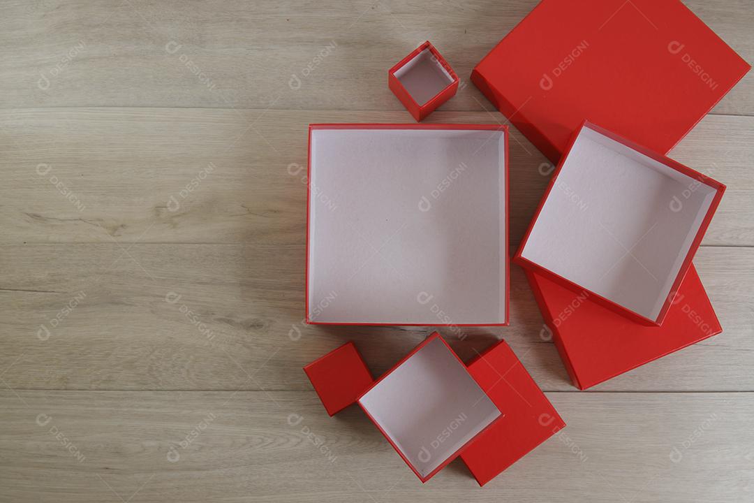 Caixas de presente vermelhas em fundo de madeira