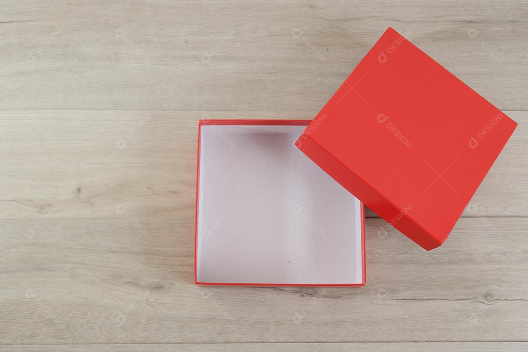 Caixas de presente vermelhas em fundo de madeira