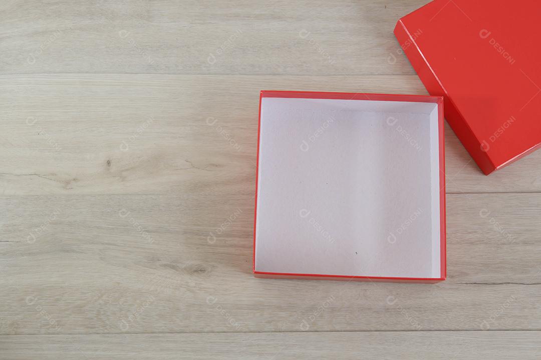Caixas de presente vermelhas em fundo de madeira