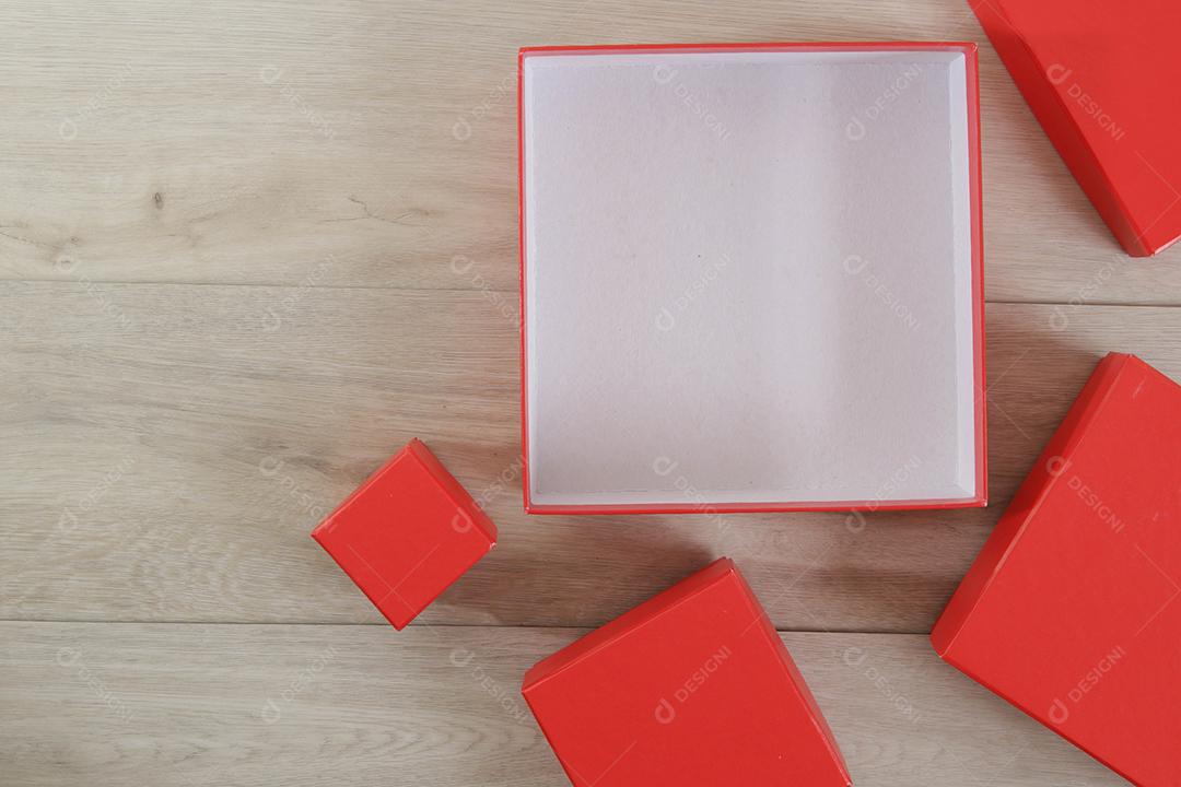 Caixas de presente vermelhas em fundo de madeira