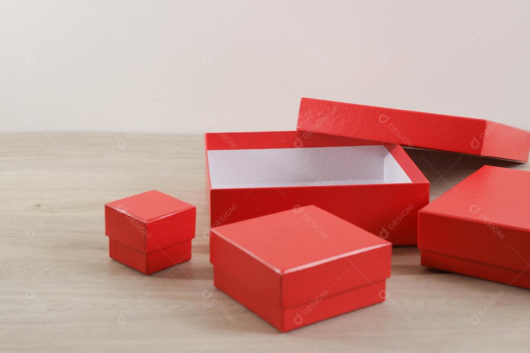 Caixas de presente vermelhas em fundo de madeira