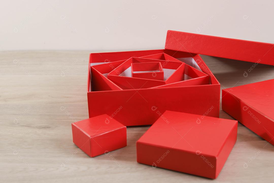 Caixas de presente vermelhas em fundo de madeira