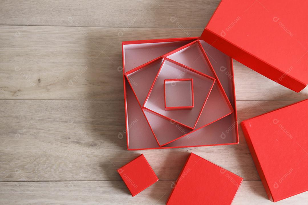Caixas de presente vermelhas em fundo de madeira