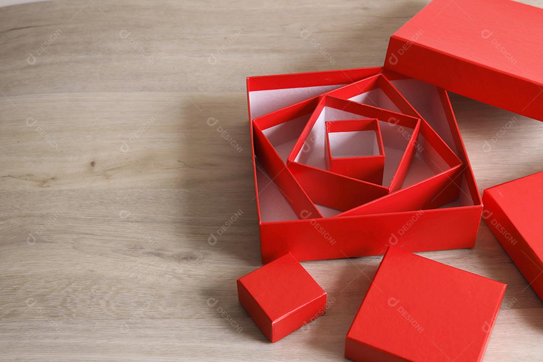 Caixas de presente vermelhas em fundo de madeira