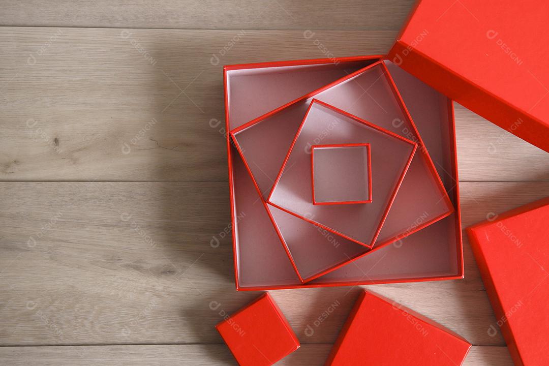 Caixas de presente vermelhas em fundo de madeira