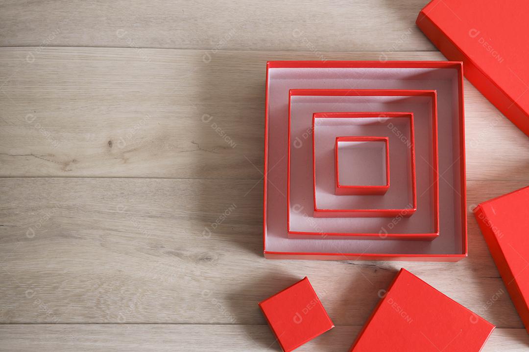Caixas de presente vermelhas em fundo de madeira