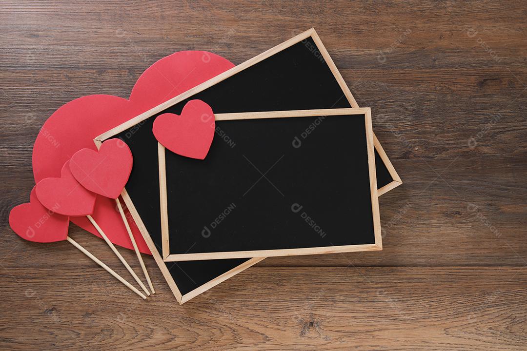 quadro-negro com corações em fundo de madeira com espaço.