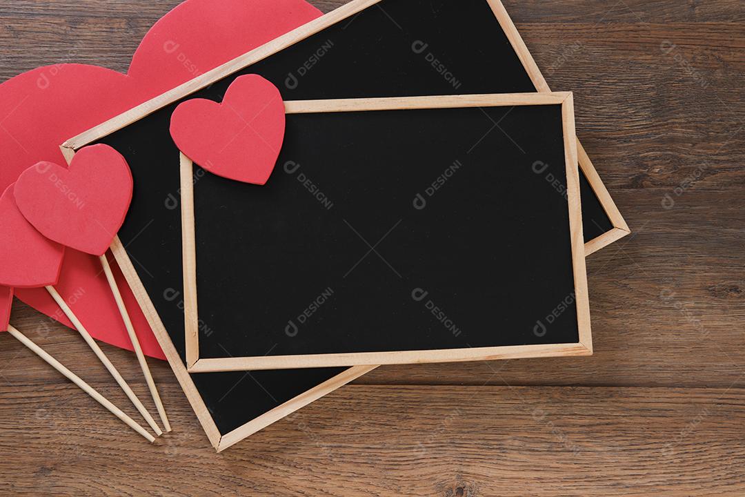 quadro-negro com corações em fundo de madeira com espaço.