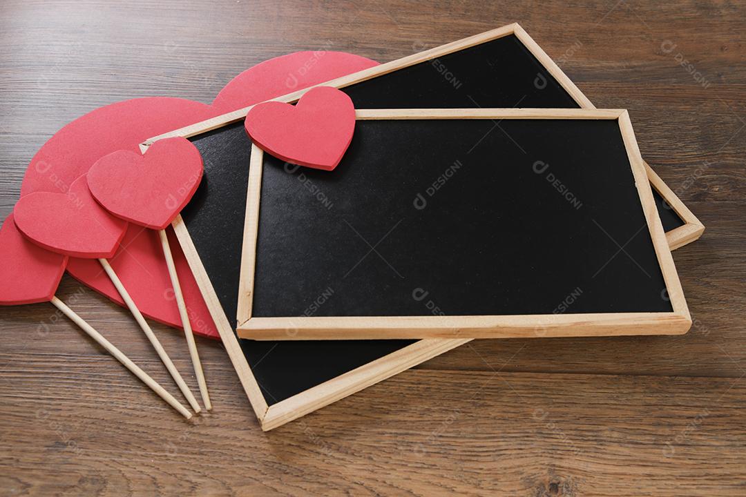 quadro-negro com corações em fundo de madeira com espaço.