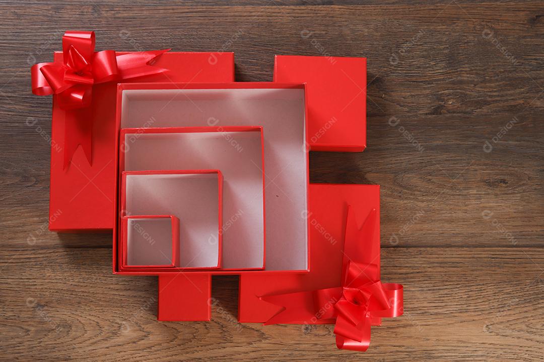 caixas de presente vermelhas sobre fundo de madeira com espaço.