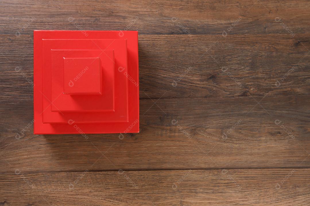 caixas de presente vermelhas sobre fundo de madeira com espaço.
