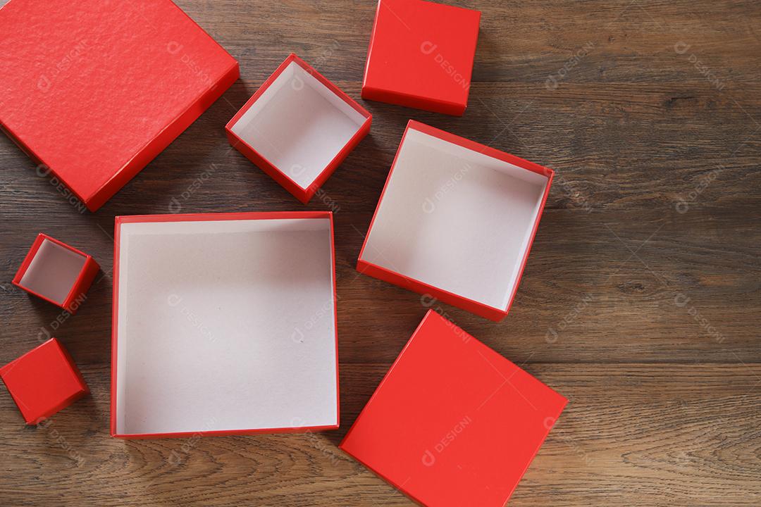 caixas de presente vermelhas sobre fundo de madeira com espaço.