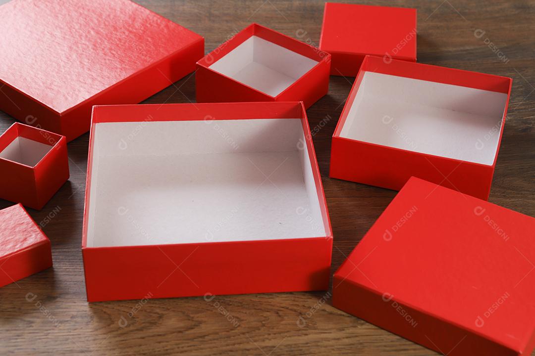 caixas de presente vermelhas sobre fundo de madeira com espaço.