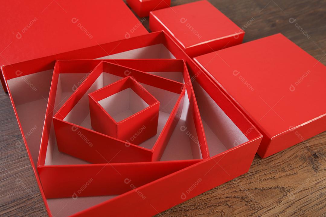 caixas de presente vermelhas sobre fundo de madeira com espaço.