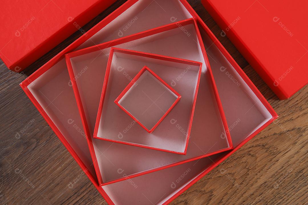 caixas de presente vermelhas sobre fundo de madeira com espaço.