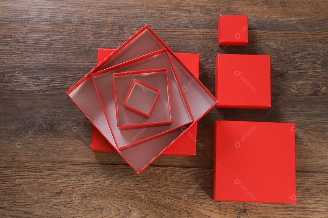 caixas de presente vermelhas sobre fundo de madeira com espaço.