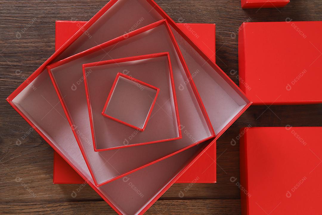 caixas de presente vermelhas sobre fundo de madeira com espaço.