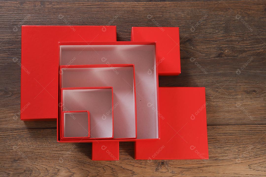 caixas de presente vermelhas sobre fundo de madeira com espaço.