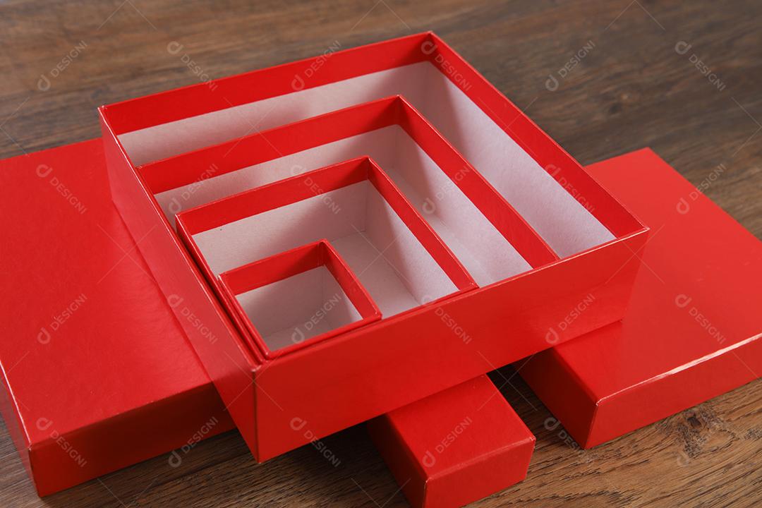 caixas de presente vermelhas sobre fundo de madeira com espaço.