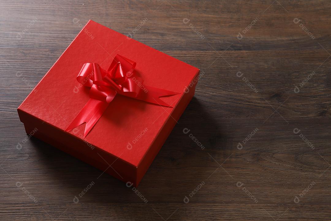 caixas de presente vermelhas sobre fundo de madeira com espaço.