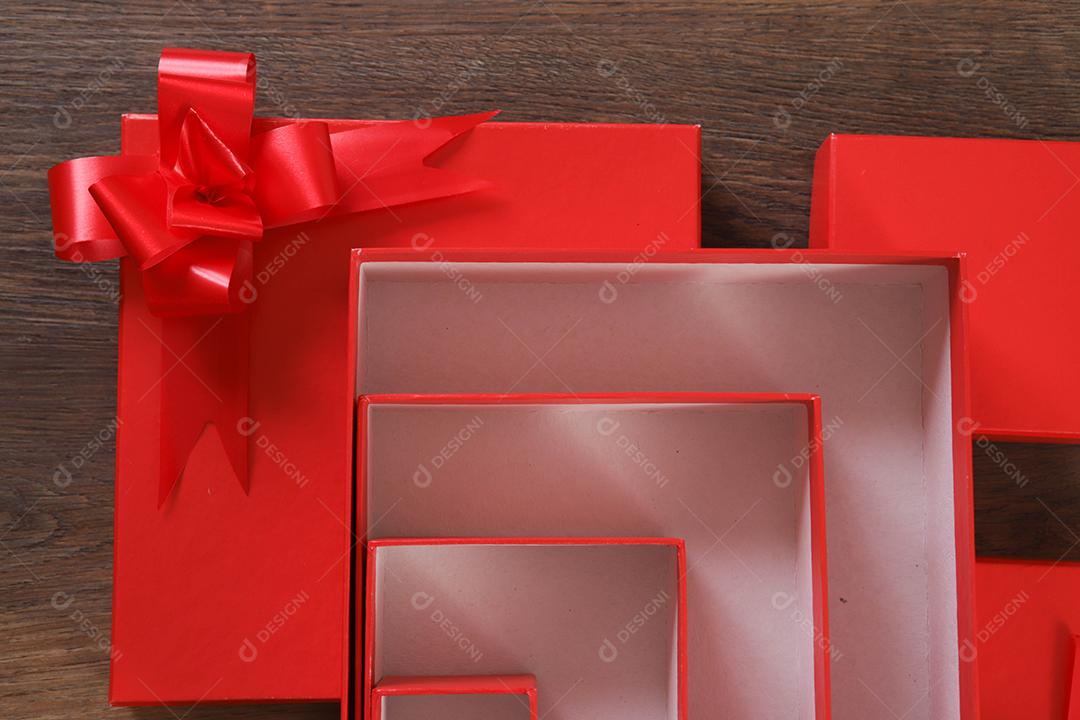caixas de presente vermelhas sobre fundo de madeira com espaço.