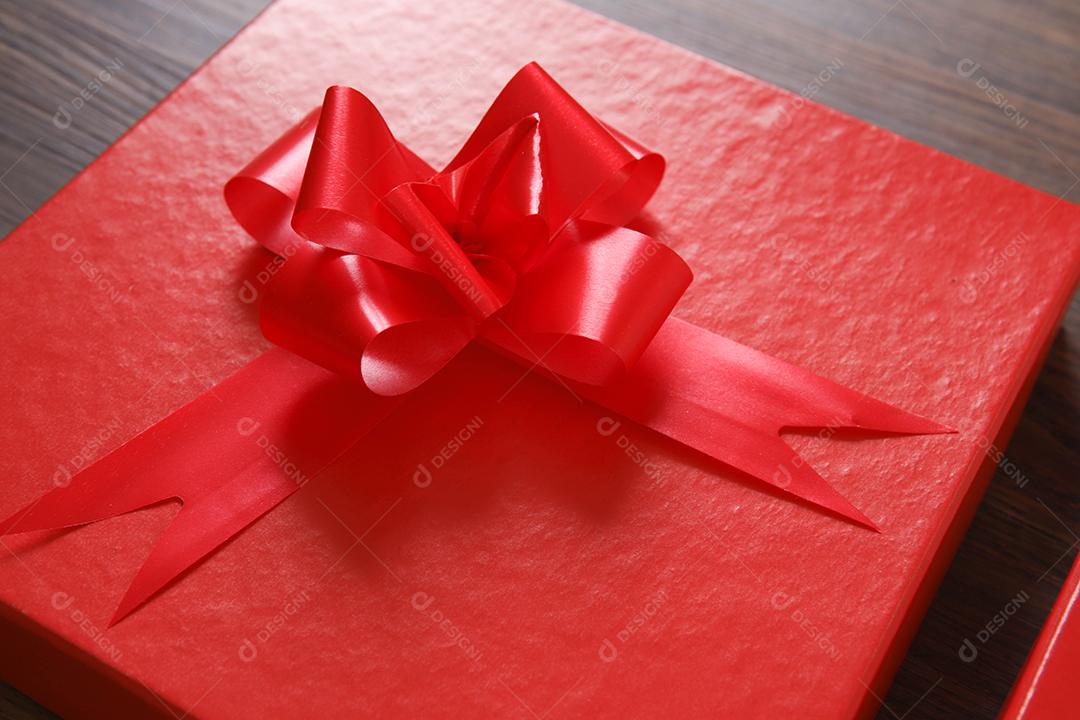 caixas de presente vermelhas sobre fundo de madeira com espaço.