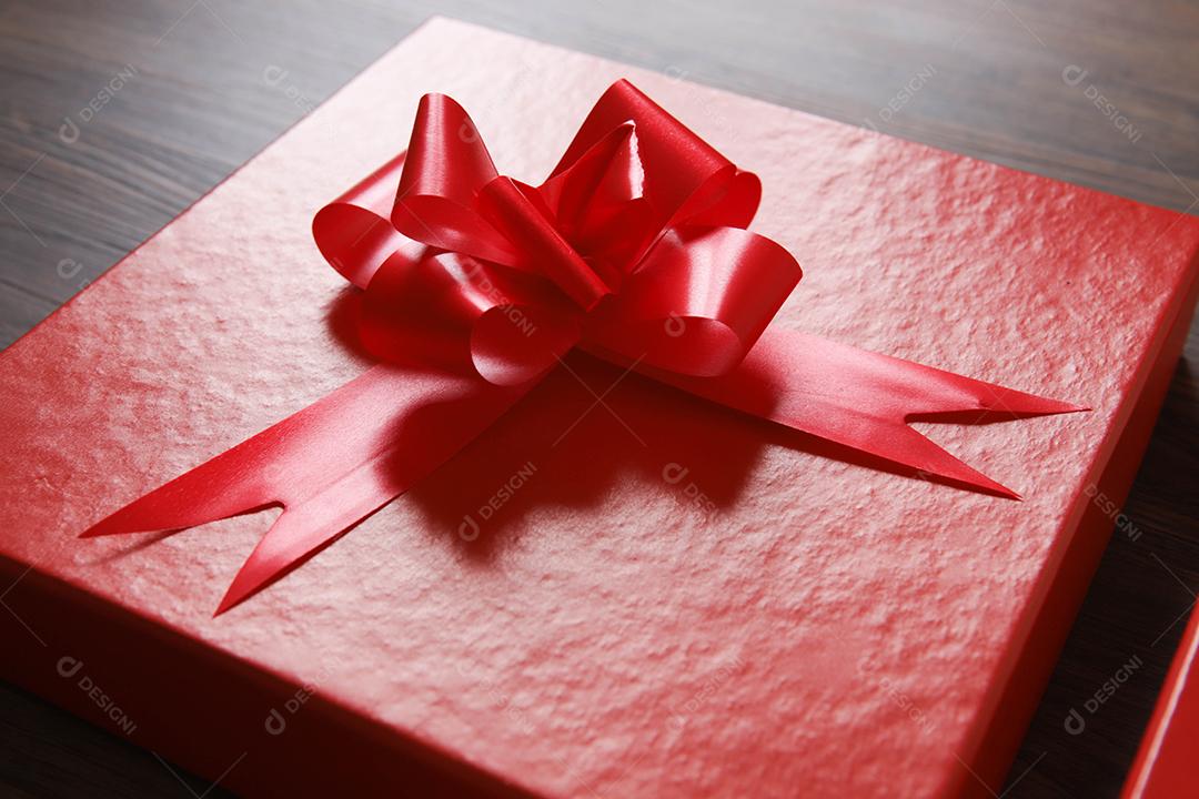 caixas de presente vermelhas sobre fundo de madeira com espaço.