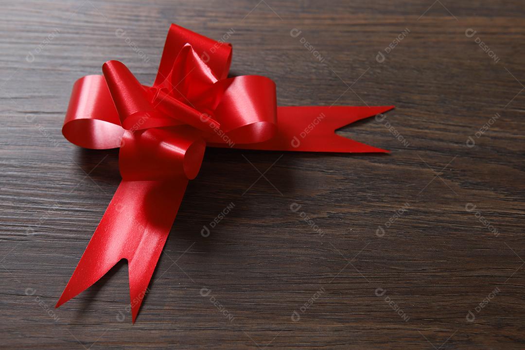 caixas de presente vermelhas sobre fundo de madeira com espaço.