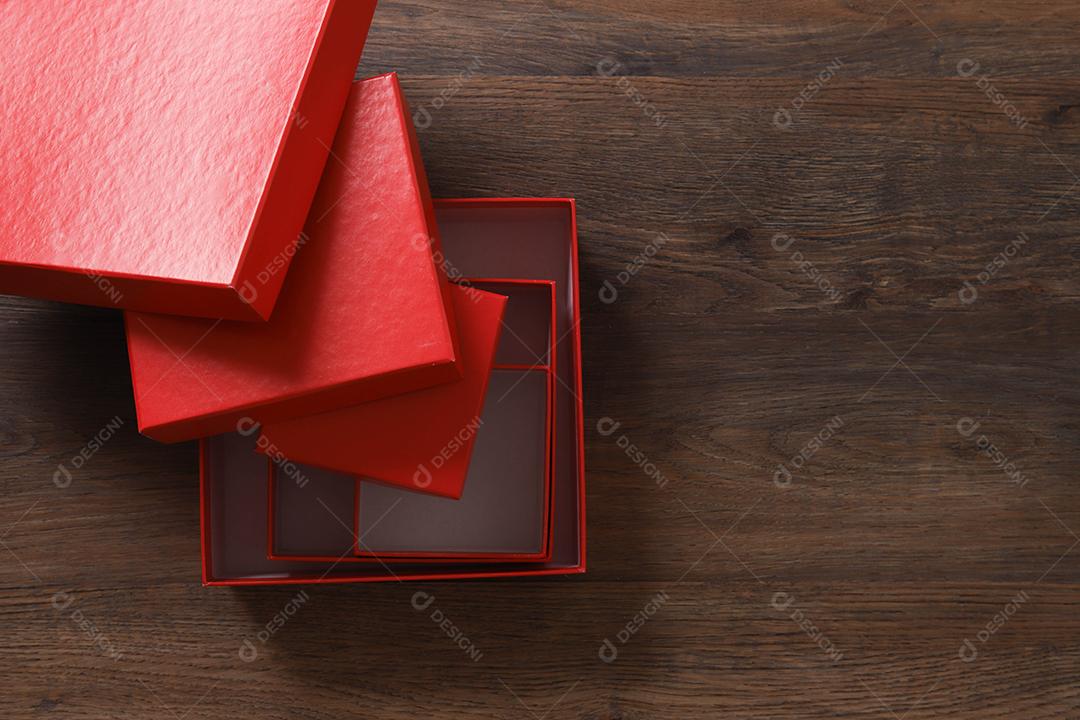 caixas de presente vermelhas sobre fundo de madeira com espaço.