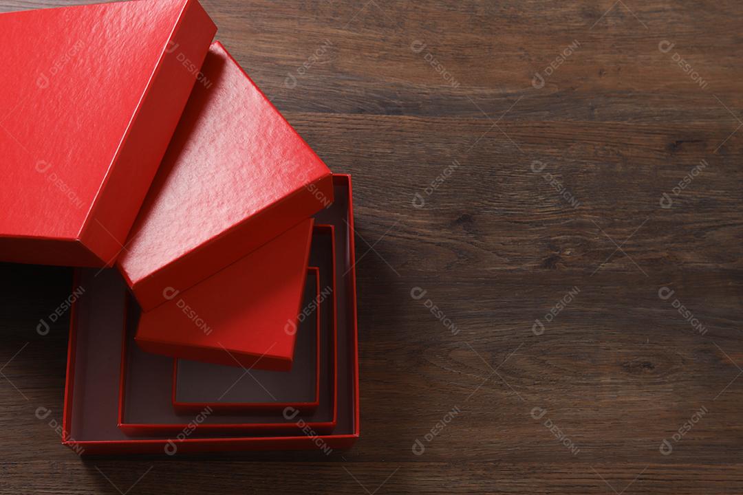 caixas de presente vermelhas sobre fundo de madeira com espaço.