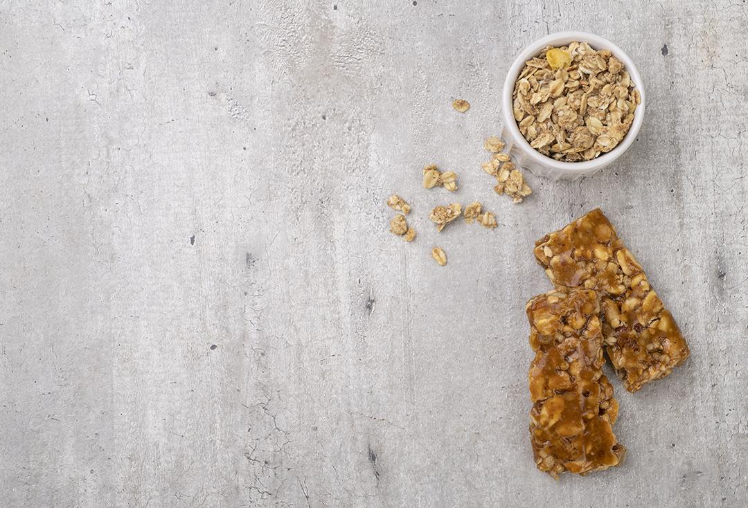 Barras de cereais caseiras com nozes, muesli, mel e espaço de cópia.