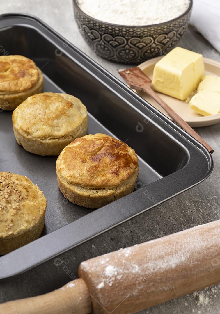 Tortas caseiras em uma assadeira com ingredientes.