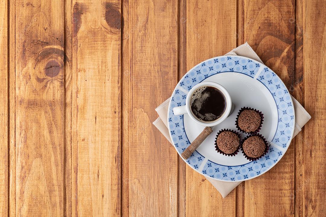 Brigadeiros típicos brasileiros com café