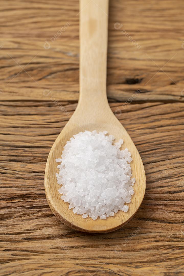 sal grosso em uma colher de pau. Cenário de comida.