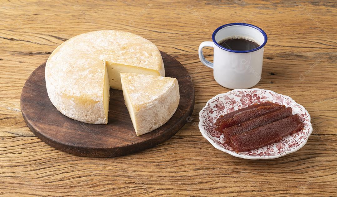 Queijo Canastra Artesanal de Minas Gerais, Brasil com café e doce de goiaba.