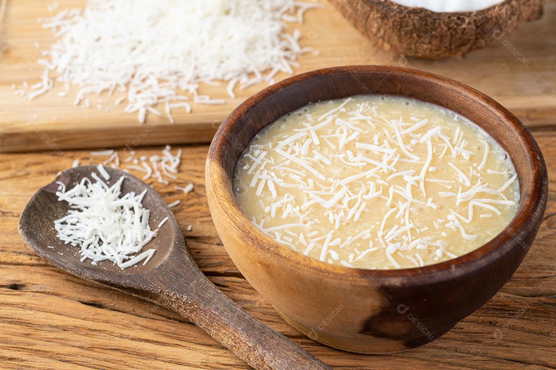 Cocada cremosa, doce de coco tradicional brasileiro com coco ralado.