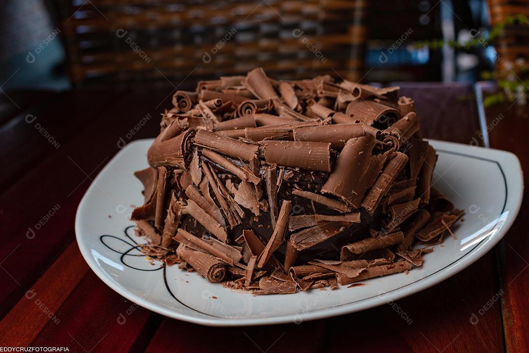 Bolo de chocolate na mesa de madeira com chocolate. Doce típico brasileiro