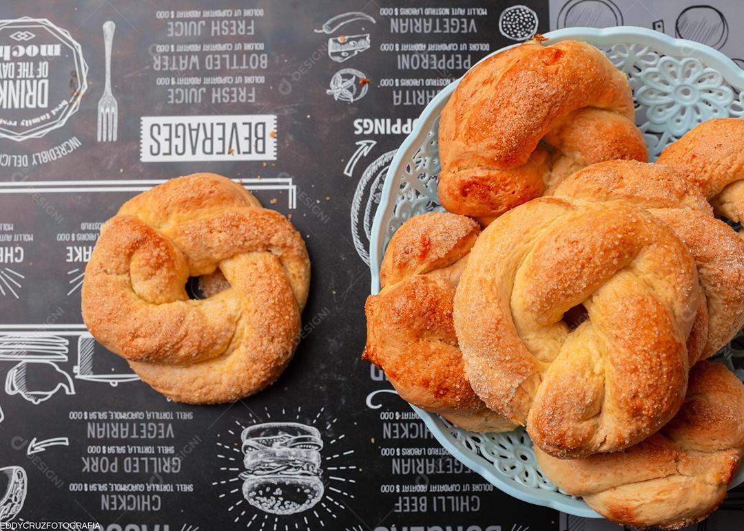 Pão típico tradicional da culinária Dinamarquesa em cesta branca